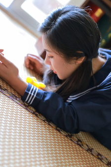 他挺进了她初经人事的紧致